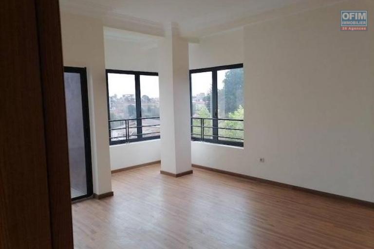 A louer des appartements T4 dans une r&eacute;sidence s&eacute;curis&eacute;e &agrave; IMERINAFOVOANY. Contact Mr Jacky