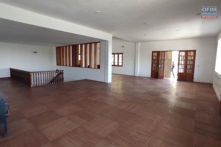 Prix en baisse!!!Vente d'une spacieuse villa de type F6  avec piscine et toit terrasse  avec vue imprenable situ&eacute;e &agrave; Tsimbazaza