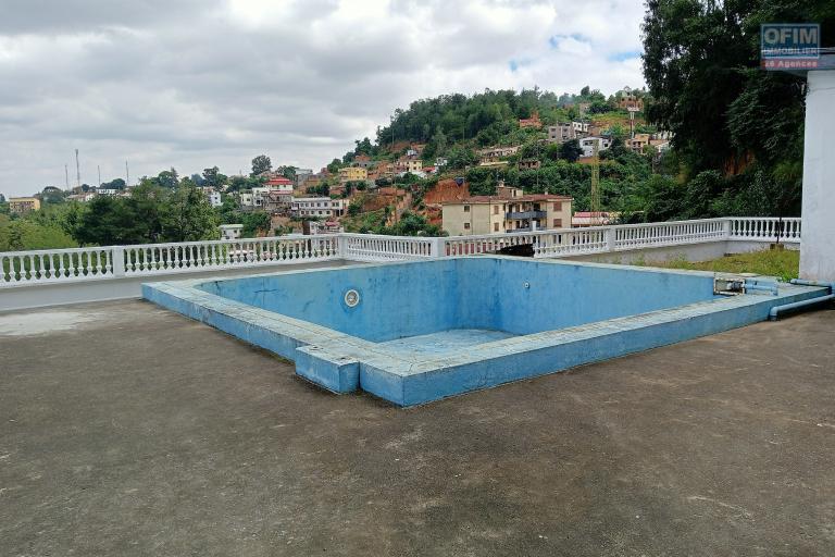 Prix en baisse!!!Vente d'une spacieuse villa de type F6  avec piscine et toit terrasse  avec vue imprenable situ&eacute;e &agrave; Tsimbazaza