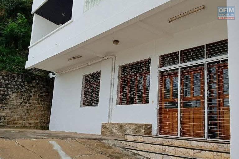 Prix en baisse!!!Vente d'une spacieuse villa de type F6  avec piscine et toit terrasse  avec vue imprenable situ&eacute;e &agrave; Tsimbazaza