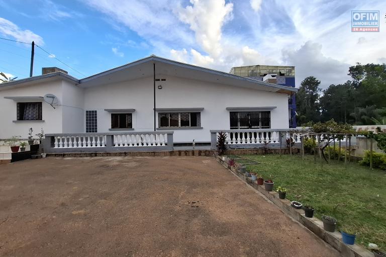 Occasion &agrave; saisir!! Prix en baisse!!! pour une propri&eacute;t&eacute; de 1870m2 avec une villa F6 et un b&acirc;timent de 3 &eacute;tages au tarif sacrifi&eacute; sur Anosy Avaratra.