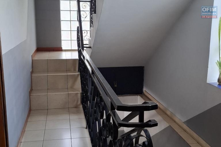 Occasion à saisir!! Prix en baisse!!! pour une propriété de 1870m2 avec une villa F6 et un bâtiment de 3 étages au tarif sacrifié sur Anosy Avaratra.