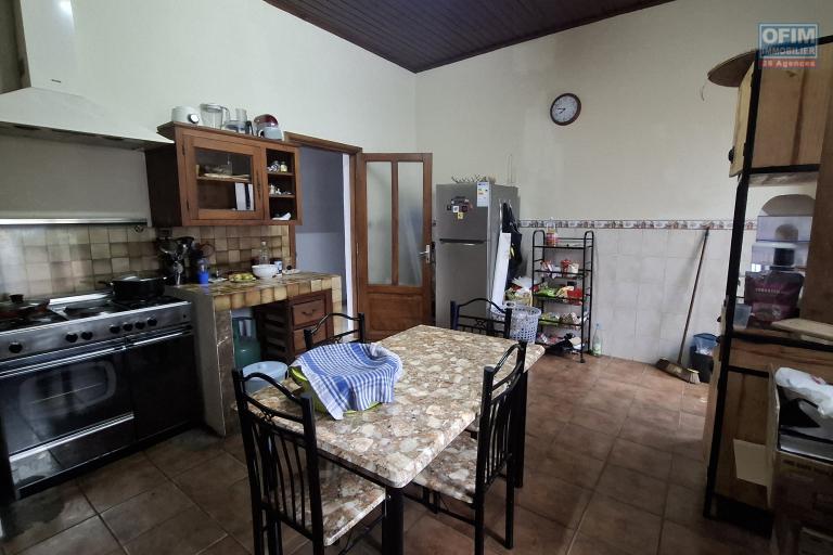 Occasion à saisir!! Prix en baisse!!! pour une propriété de 1870m2 avec une villa F6 et un bâtiment de 3 étages au tarif sacrifié sur Anosy Avaratra.