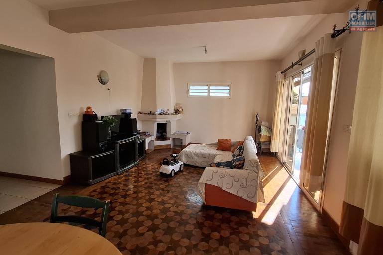 Occasion à saisir!! Prix en baisse!!! pour une propriété de 1870m2 avec une villa F6 et un bâtiment de 3 étages au tarif sacrifié sur Anosy Avaratra.