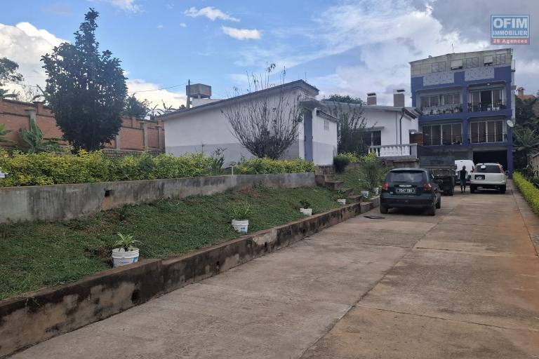 Occasion à saisir!! Prix en baisse!!! pour une propriété de 1870m2 avec une villa F6 et un bâtiment de 3 étages au tarif sacrifié sur Anosy Avaratra.