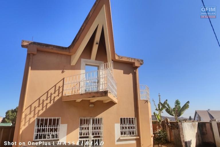 A vendre maison F4 sur terrain de 292M2 &agrave; Talatamaty contact Mr Jacky