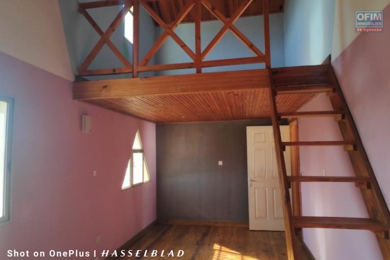 A vendre maison F4 sur terrain de 292M2 &agrave; Talatamaty contact Mr Jacky