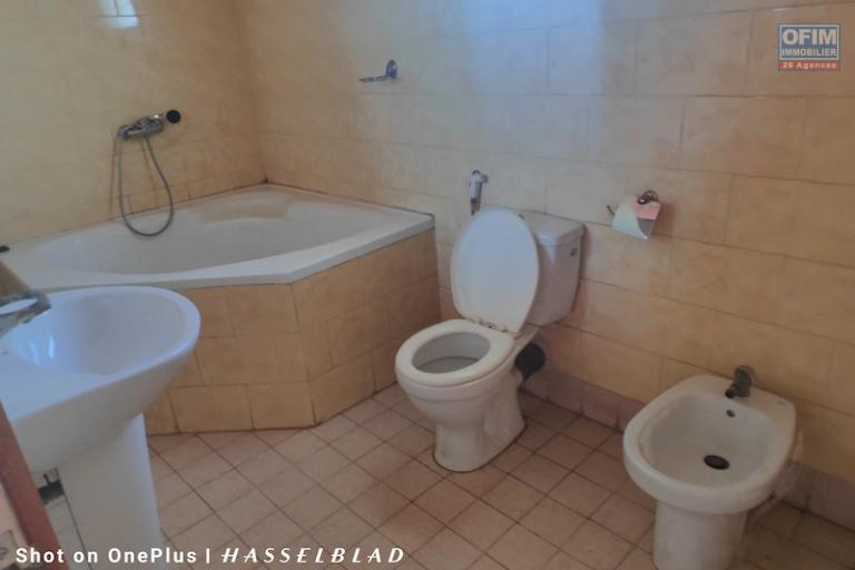 A vendre maison F4 sur terrain de 292M2 &agrave; Talatamaty contact Mr Jacky
