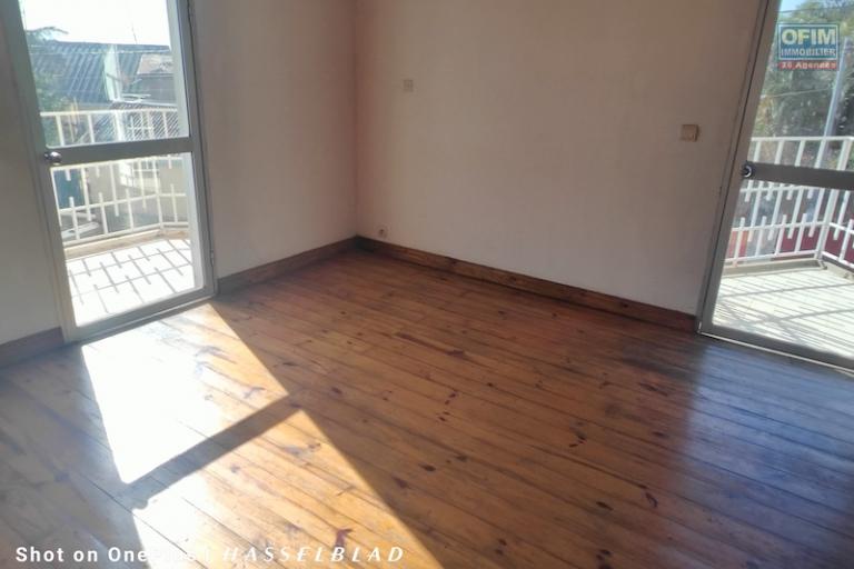 A vendre maison F4 sur terrain de 292M2 &agrave; Talatamaty contact Mr Jacky