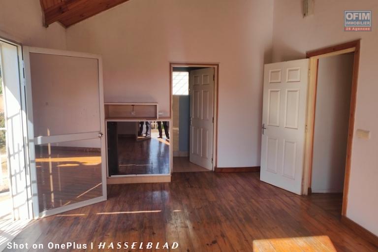 A vendre maison F4 sur terrain de 292M2 &agrave; Talatamaty contact Mr Jacky