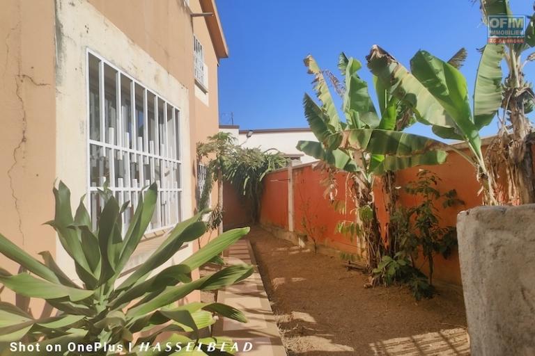 A vendre maison F4 sur terrain de 292M2 &agrave; Talatamaty contact Mr Jacky