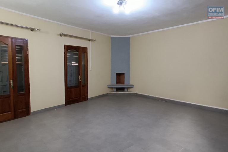 A VENDRE Une propri&eacute;t&eacute; de 520m2 avec maison F4 &agrave; snowy Avaratra, tel