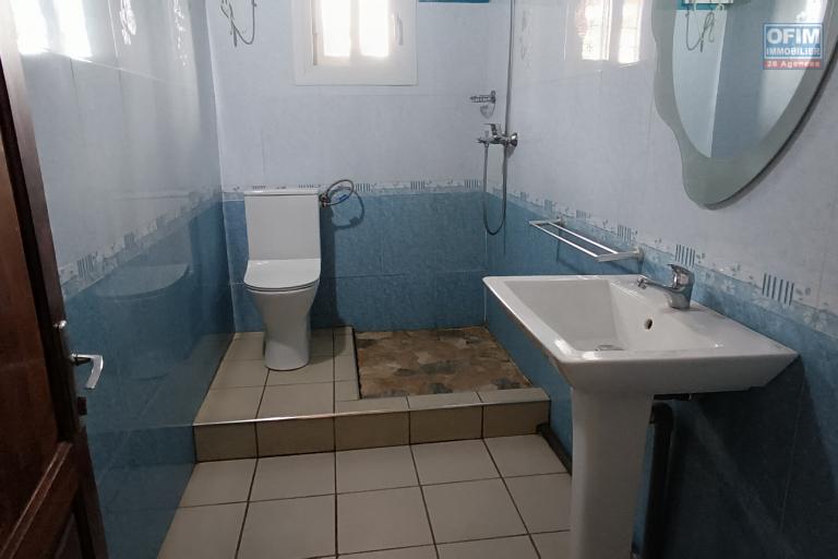 A VENDRE Une propri&eacute;t&eacute; de 520m2 avec maison F4 &agrave; snowy Avaratra, tel