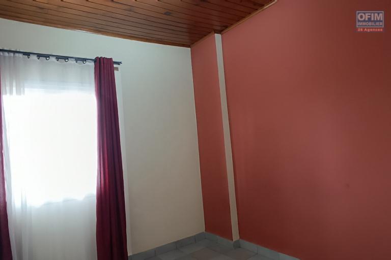 A VENDRE Une propri&eacute;t&eacute; de 520m2 avec maison F4 &agrave; snowy Avaratra, tel