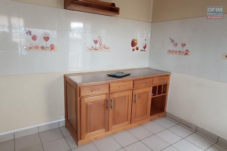 A VENDRE Une propri&eacute;t&eacute; de 520m2 avec maison F4 &agrave; snowy Avaratra, tel