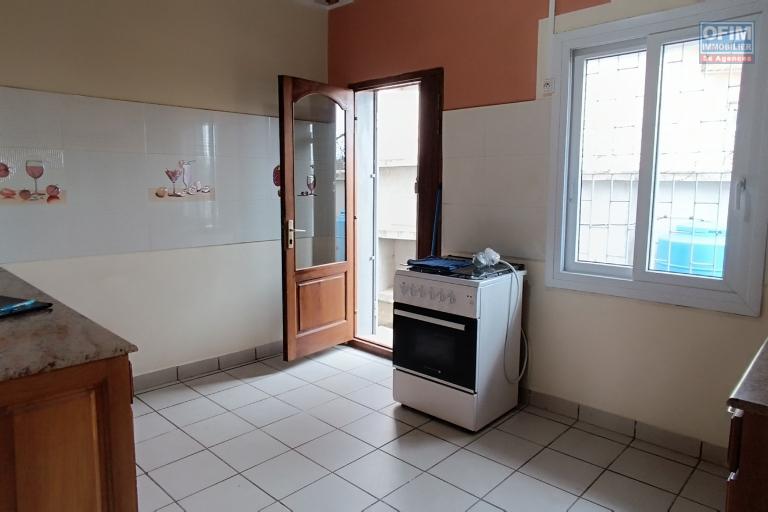 A VENDRE Une propri&eacute;t&eacute; de 520m2 avec maison F4 &agrave; snowy Avaratra, tel