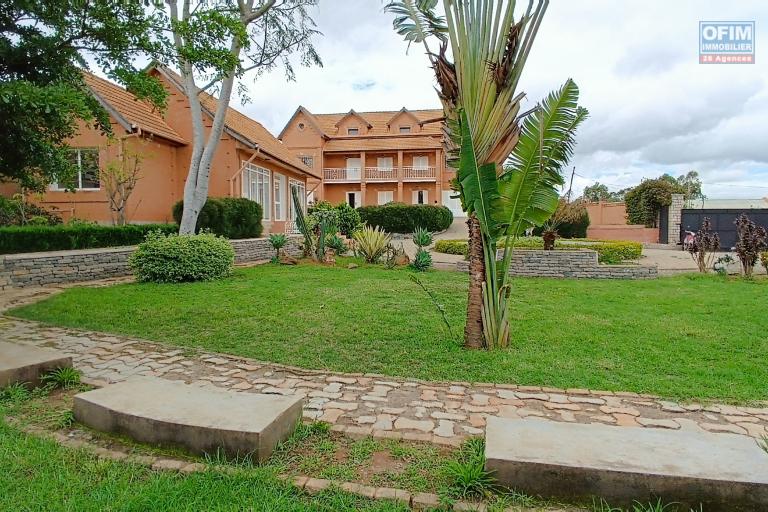 A VENDRE une propri&eacute;t&eacute; de 2250m2 avec maison F8 , salle &eacute;v&egrave;nementielle et piscine &agrave; Alasora , c contact Francia