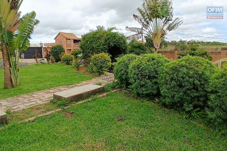 A VENDRE une propri&eacute;t&eacute; de 2250m2 avec maison F8 , salle &eacute;v&egrave;nementielle et piscine &agrave; Alasora , c contact Francia
