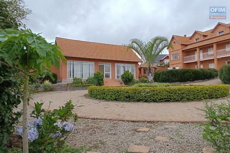 A VENDRE une propri&eacute;t&eacute; de 2250m2 avec maison F8 , salle &eacute;v&egrave;nementielle et piscine &agrave; Alasora , c contact Francia
