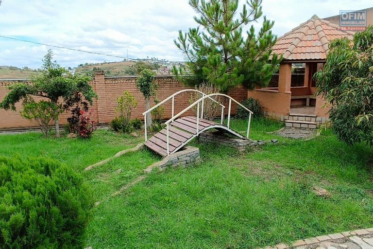 A VENDRE une propri&eacute;t&eacute; de 2250m2 avec maison F8 , salle &eacute;v&egrave;nementielle et piscine &agrave; Alasora , c contact Francia