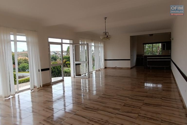 A VENDRE une propri&eacute;t&eacute; de 2250m2 avec maison F8 , salle &eacute;v&egrave;nementielle et piscine &agrave; Alasora , c contact Francia