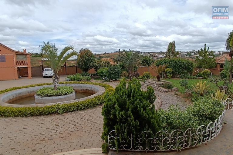 A VENDRE une propri&eacute;t&eacute; de 2250m2 avec maison F8 , salle &eacute;v&egrave;nementielle et piscine &agrave; Alasora , c contact Francia