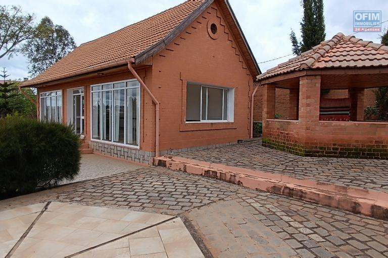 A VENDRE une propri&eacute;t&eacute; de 2250m2 avec maison F8 , salle &eacute;v&egrave;nementielle et piscine &agrave; Alasora , c contact Francia