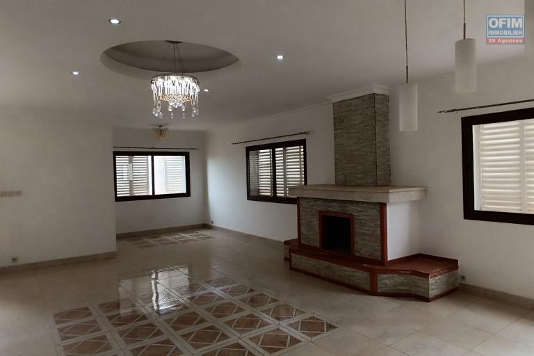 A VENDRE une propri&eacute;t&eacute; de 2250m2 avec maison F8 , salle &eacute;v&egrave;nementielle et piscine &agrave; Alasora , c contact Francia
