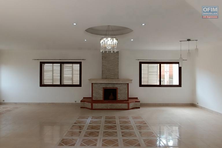 A VENDRE une propri&eacute;t&eacute; de 2250m2 avec maison F8 , salle &eacute;v&egrave;nementielle et piscine &agrave; Alasora , c contact Francia