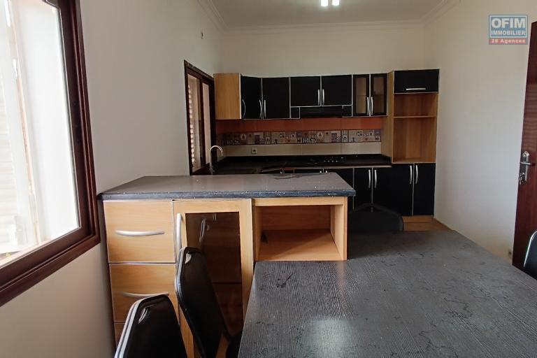 A VENDRE une propri&eacute;t&eacute; de 2250m2 avec maison F8 , salle &eacute;v&egrave;nementielle et piscine &agrave; Alasora , c contact Francia
