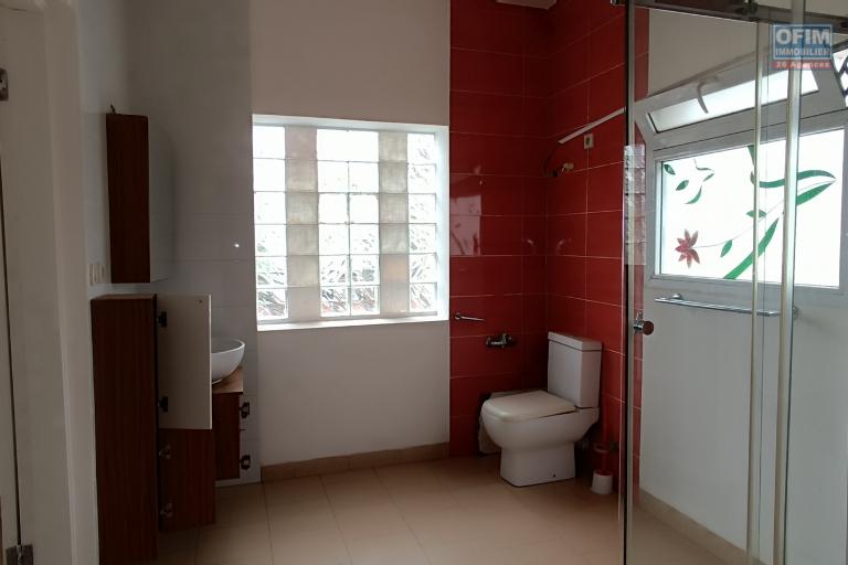A VENDRE une propri&eacute;t&eacute; de 2250m2 avec maison F8 , salle &eacute;v&egrave;nementielle et piscine &agrave; Alasora , c contact Francia