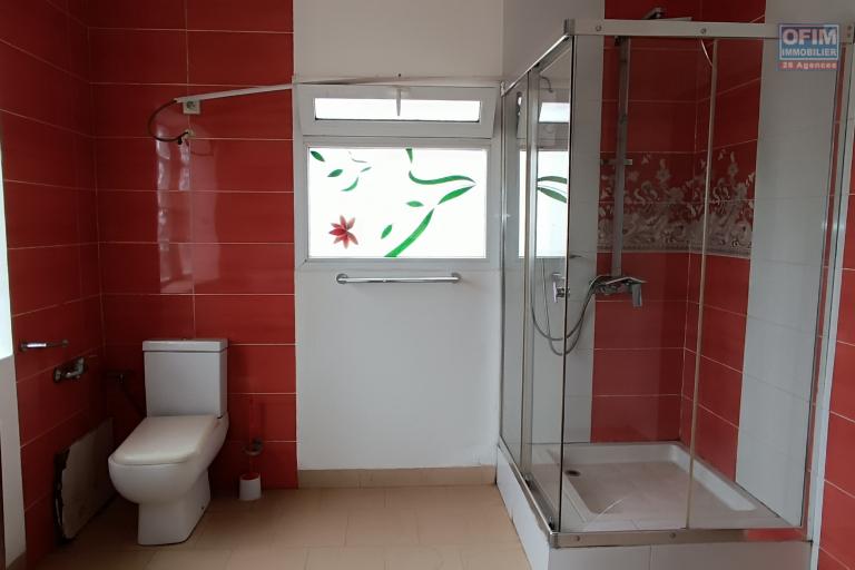 A VENDRE une propri&eacute;t&eacute; de 2250m2 avec maison F8 , salle &eacute;v&egrave;nementielle et piscine &agrave; Alasora , c contact Francia