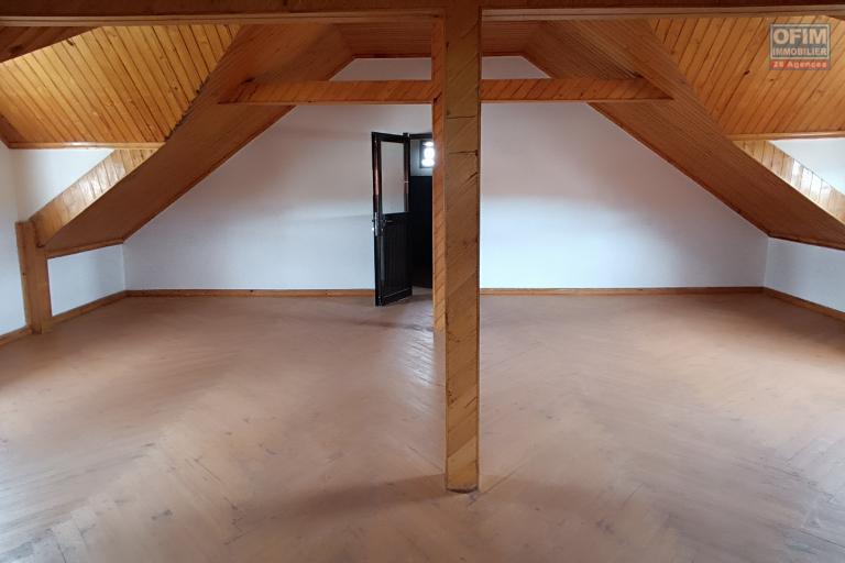 A VENDRE une propri&eacute;t&eacute; de 2250m2 avec maison F8 , salle &eacute;v&egrave;nementielle et piscine &agrave; Alasora , c contact Francia