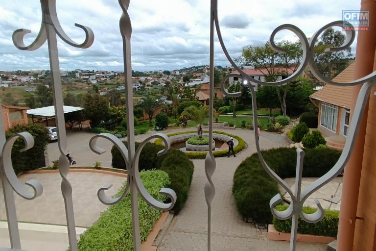 A VENDRE une propri&eacute;t&eacute; de 2250m2 avec maison F8 , salle &eacute;v&egrave;nementielle et piscine &agrave; Alasora , c contact Francia