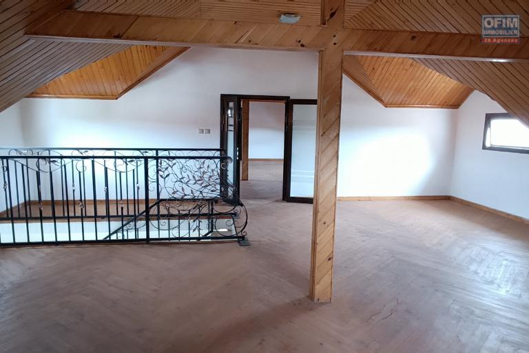 A VENDRE une propri&eacute;t&eacute; de 2250m2 avec maison F8 , salle &eacute;v&egrave;nementielle et piscine &agrave; Alasora , c contact Francia