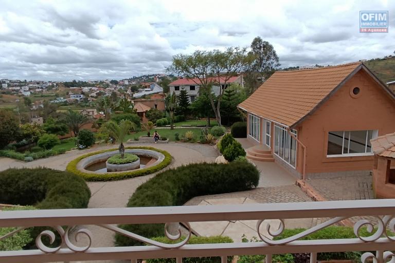 A VENDRE une propri&eacute;t&eacute; de 2250m2 avec maison F8 , salle &eacute;v&egrave;nementielle et piscine &agrave; Alasora , c contact Francia