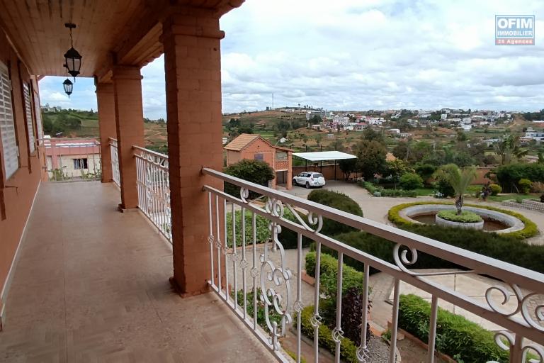 A VENDRE une propri&eacute;t&eacute; de 2250m2 avec maison F8 , salle &eacute;v&egrave;nementielle et piscine &agrave; Alasora , c contact Francia