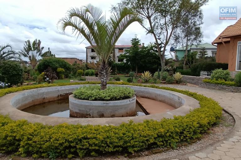 A VENDRE une propri&eacute;t&eacute; de 2250m2 avec maison F8 , salle &eacute;v&egrave;nementielle et piscine &agrave; Alasora , c contact Francia