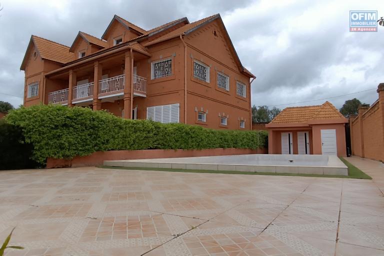 A VENDRE une propri&eacute;t&eacute; de 2250m2 avec maison F8 , salle &eacute;v&egrave;nementielle et piscine &agrave; Alasora , c contact Francia