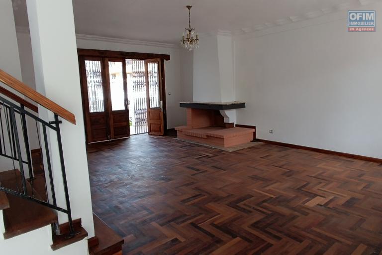 A LOUER une maison F5 avec parking &agrave; Tsimbazaza