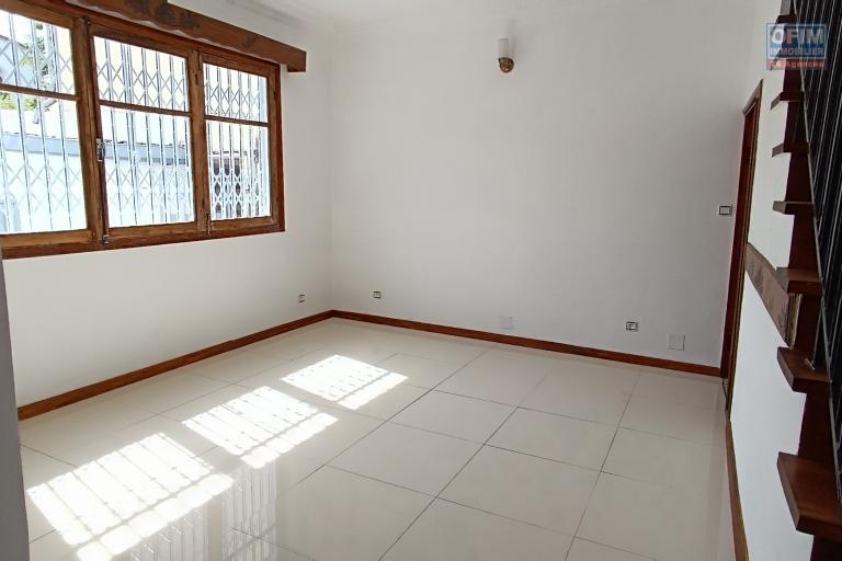 A LOUER une maison F5 avec parking &agrave; Tsimbazaza