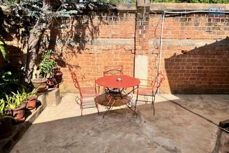 Une maison F3 meubl&eacute;e en co-propri&eacute;t&eacute; &agrave; Mahatony Ivandry