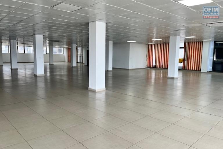 Des locaux professionnels de 900m2 et 1 287m2 &agrave; Alarobia