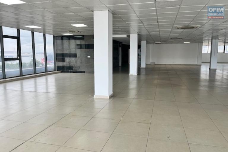 Un local professionnel de 900m2 &agrave; Alarobia