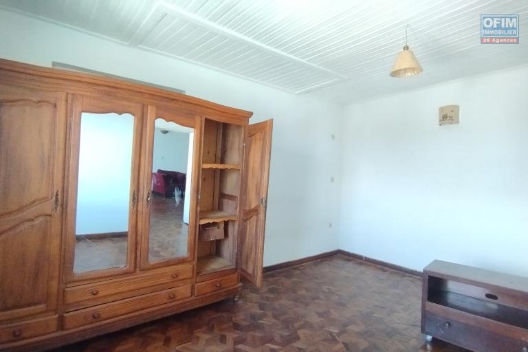 A louer, appartement T3 au, en bord de route avce parking