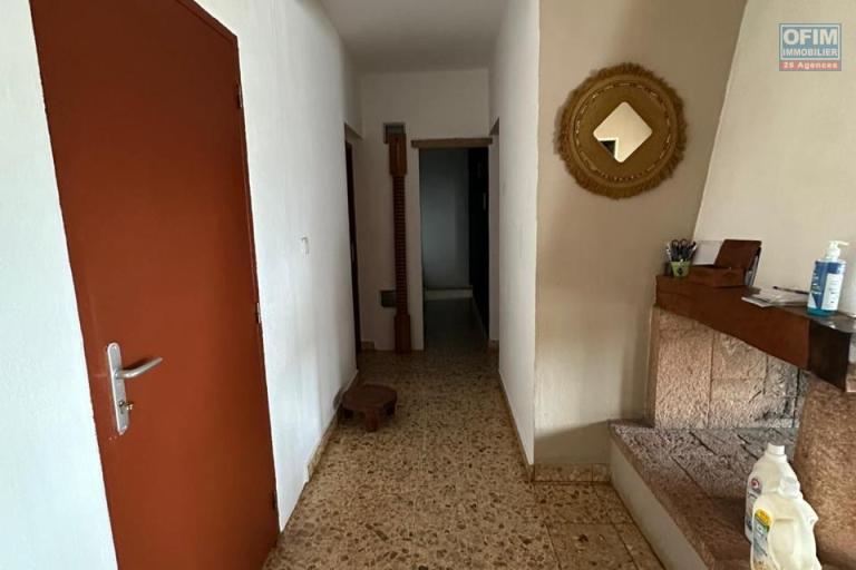 A vendre, une propri&eacute;t&eacute; de 1190 m2, dans le quartier r&eacute;sidentiel d'Androhibe Antananarivo