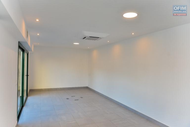 Un immeuble sur 3 niveaux &agrave; usage bureau &agrave; louer &agrave; Antasahavola