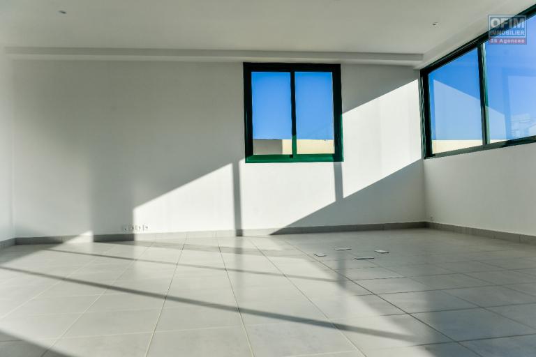 Un immeuble sur 3 niveaux &agrave; usage bureau &agrave; louer &agrave; Antasahavola