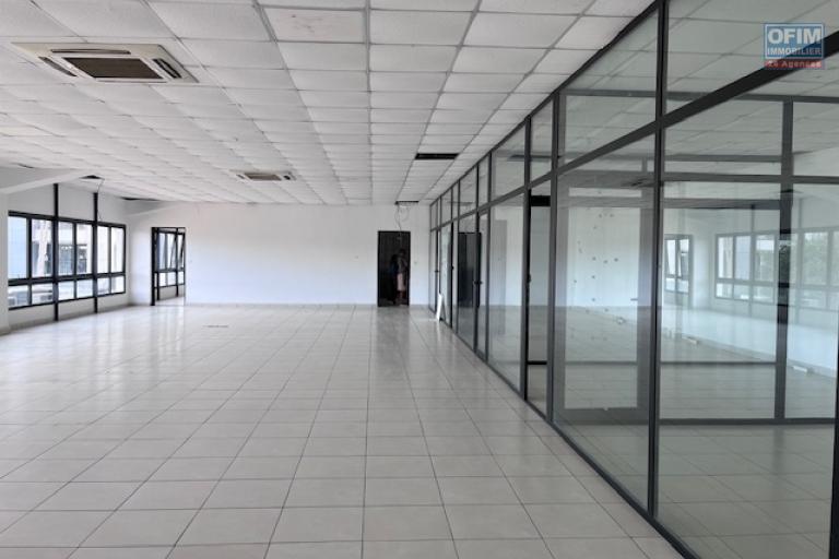 Un grand local professionnel de 1 287m2 au R+1 à Alarobia