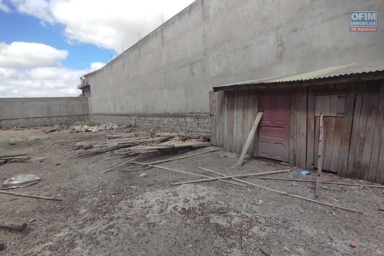 A vendre, terrain 600 m2 cl&ocirc;tur&eacute;, en deuxi&egrave;me plan, accessible camion &agrave; Anosibe Antananarivo